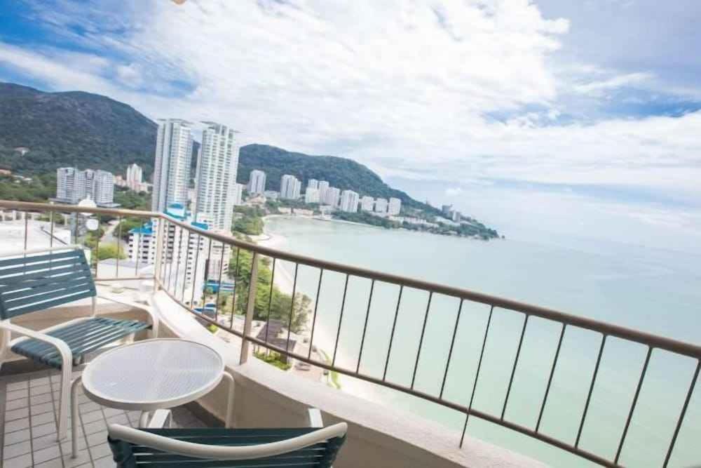 Rainbow Paradise Beachfront Penang ทานจุงบุงาห์ ภายนอก รูปภาพ